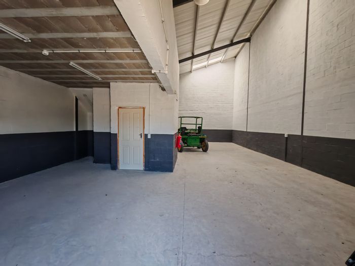 170m2 Industrial Warehouse To Rent in Guldenland with office and roller shutter.