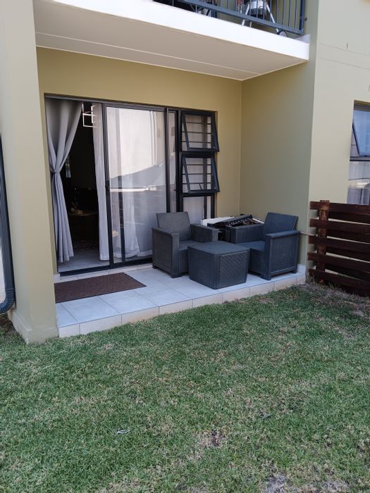 Eco-friendly townhouse in Firlands for sale: 3 beds, security, pet-friendly amenities.