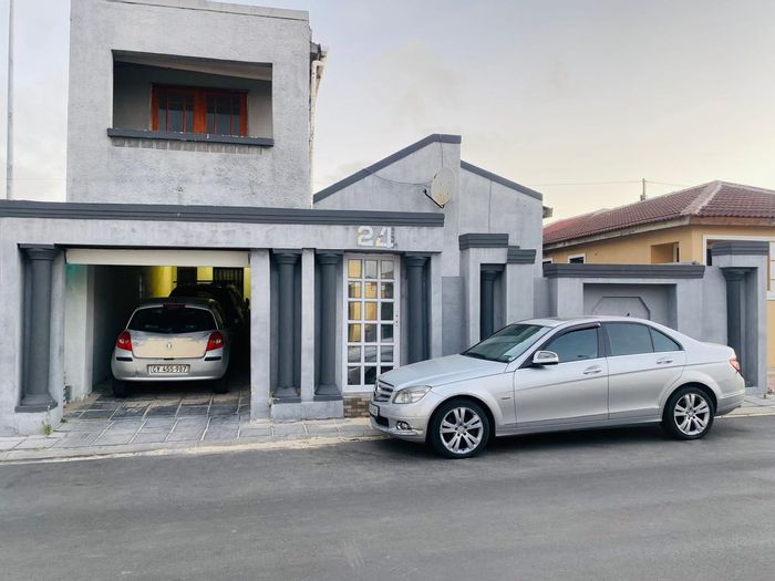 Ilitha Park House For Sale: 3 beds, 3 baths, income-generating apartment, secure yard.