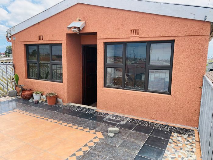 For Sale: 3-bedroom house in Victoria Mxenge with double carport and balcony.