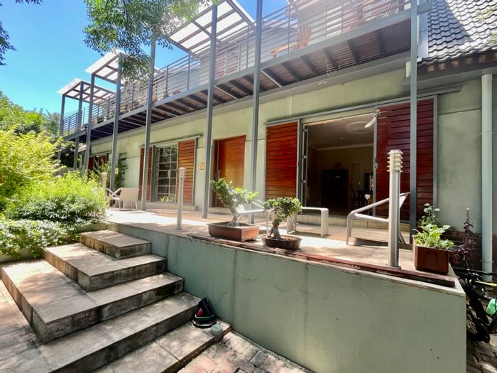 Flat to Rent in Linden: 1 Bedroom, Pool, WiFi, Secure Parking, Garden Views.