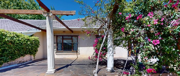 Vrykyk House For Sale: Spacious family home with income potential and ample amenities.