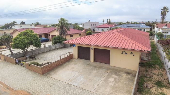 For Sale: House in Lamberts Bay Central with flatlet, braai area, and garage.