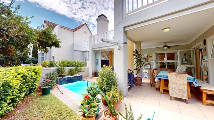For Sale: 5-bedroom house in Paarl South with golf course access and security.