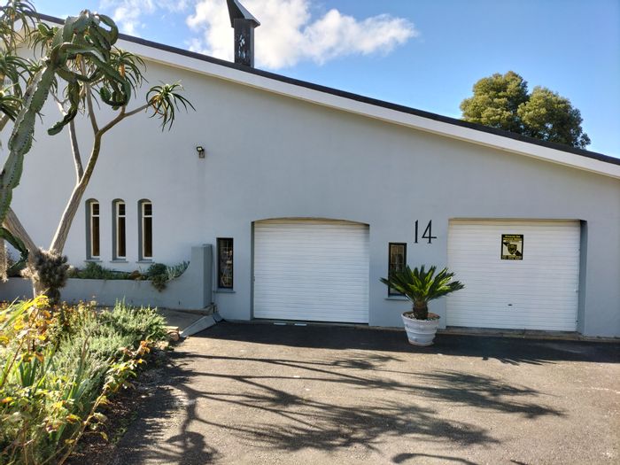 For Sale: Spacious 3-bedroom house in Grabouw Central with indoor braai and granny flat.