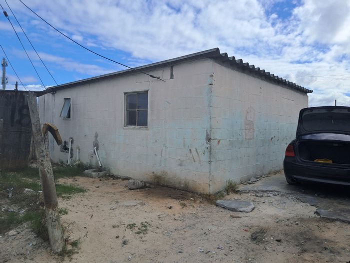 1 Bedroom House in Mfuleni For Sale with Spacious Yard and Parking Options.