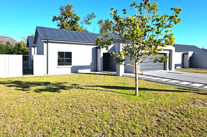 For Sale: House in Paarl South with garden, scullery, and green belt access.