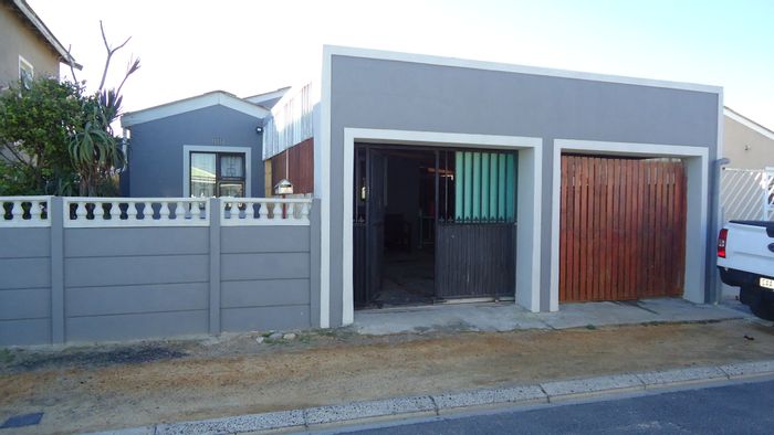 Westridge House For Sale: 2 beds, spacious yard, secure parking, expansion potential.