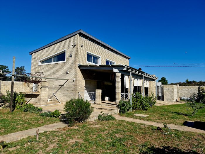 Bot River Central House For Sale: Spacious 2-bed, open-plan living, scenic views.