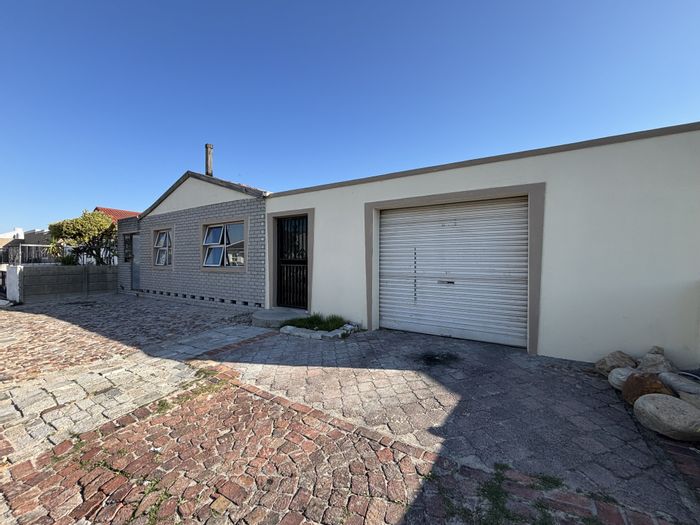 For Sale: Colorado Park House with 3 Bedrooms, Double Garage, and Large Backyard.
