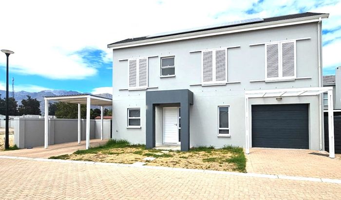 For Sale: House in Klein Parys with 3 beds, solar power, and secure parking.