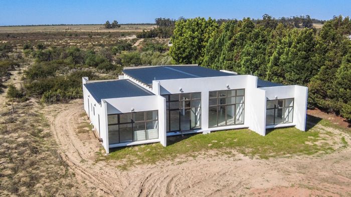 For Sale: House in Hopefield Central with 4 beds, 3 baths, and 8 parking.