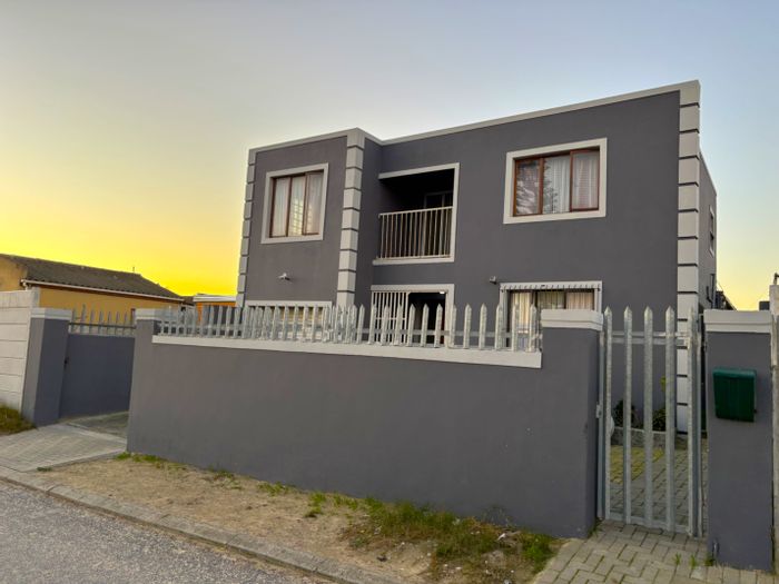 For Sale: Spacious 6-bedroom house in Malibu Village with ample parking and balcony.