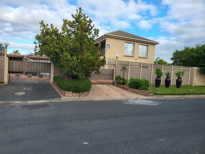 Die Bos House For Sale: Dual living, cottage income, pool, ample parking.