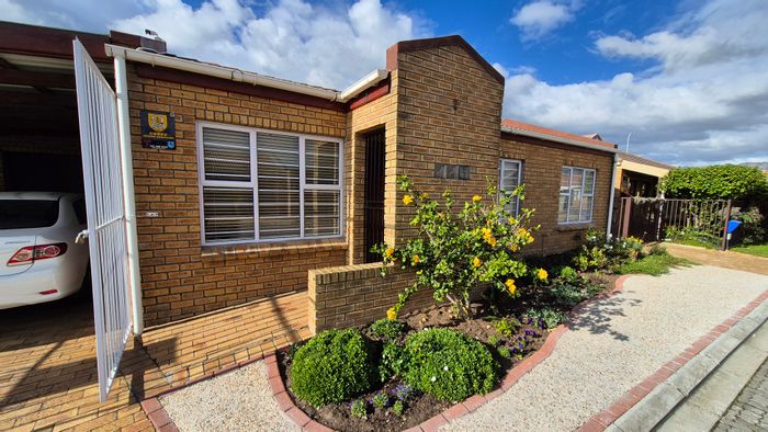 House for Sale in Strand South: 3 beds, braai room, solar geyser, secure parking.