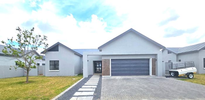 For Sale: 4-Bedroom House in Paarl South with covered patio and green belt access.
