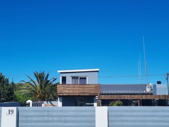 Kleinmond Central House For Sale: 2 beds, pool, mountain views, near amenities.
