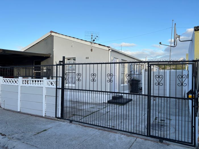 For Sale: Townhouse in Portlands with 3 bedrooms, secure parking, and spacious yard.