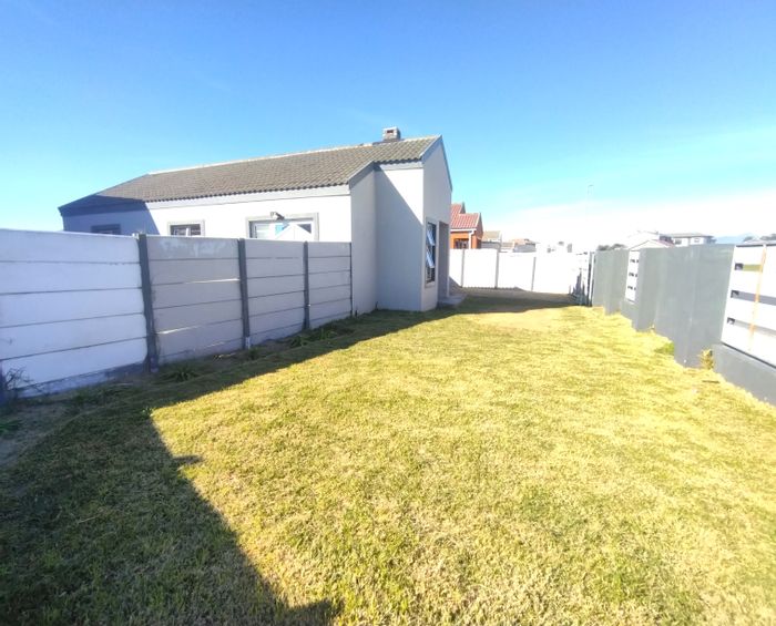For Sale: Silwood Heights House with 3 Bedrooms, Carport, and Pet-Friendly Yard.