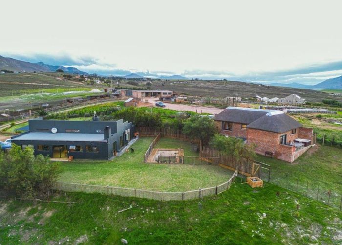 Tesselaarsdal Small Holding For Sale: 5.7ha, pool, jacuzzi, borehole, stunning views.