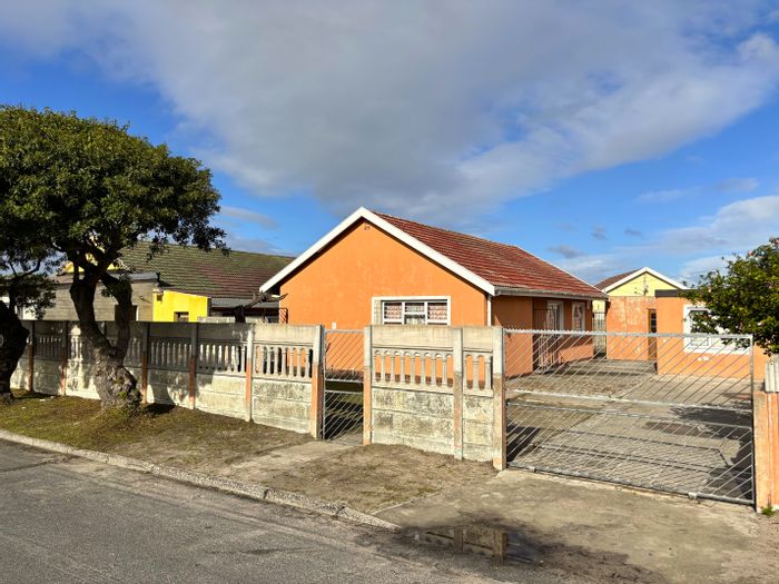 Lotus River House For Sale: 5 Bedrooms, Dual Living, Secure Parking for 10+.