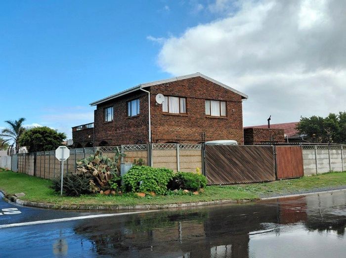 Versatile Gordons Bay Central house with rental flats, ample parking, and secure yard. For Sale.