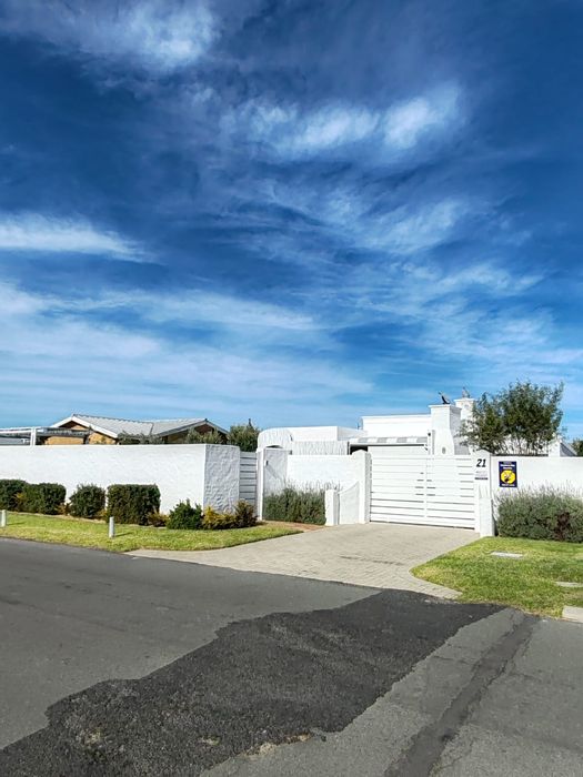 For Sale: House in Palmiet with landscaped garden, braai area, and en-suite bedrooms.