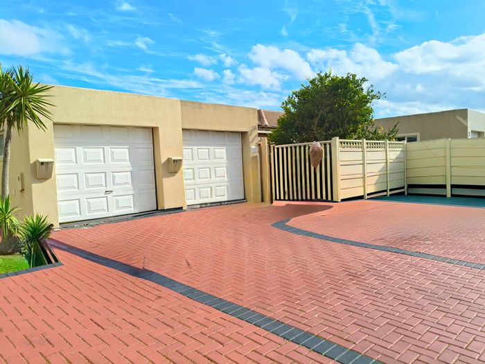Admirals Park House For Sale: 2 beds, pool, clubhouse, pet-friendly, secure complex.