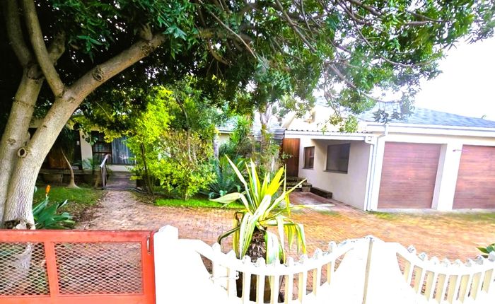 Spacious 4-bedroom house in Paarl North with pool, offices, and ample storage. For Sale.