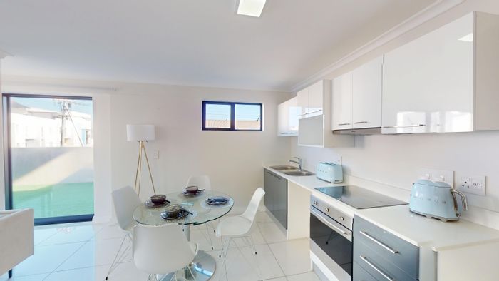 Zonnebloem Apartment For Sale: Rooftop pool, gym, secure parking, city views.