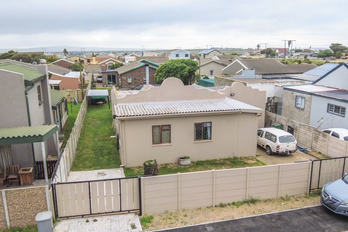 For Sale: House in Saldanha Central with 3 bedrooms, indoor braai, and spacious garden.