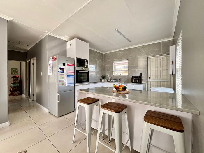 House for Sale in Rondevlei Park: 3 Bedrooms, Open-Plan Living, Secure Parking.