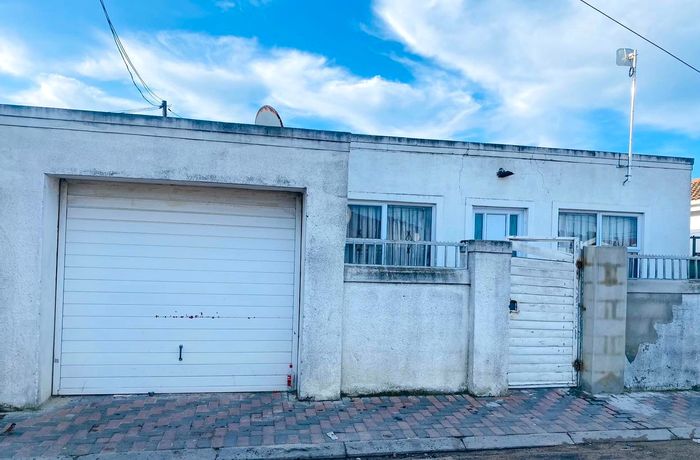 For Sale: House in Mxolisi Phetani with 3 bedrooms, garage, and secure lot.