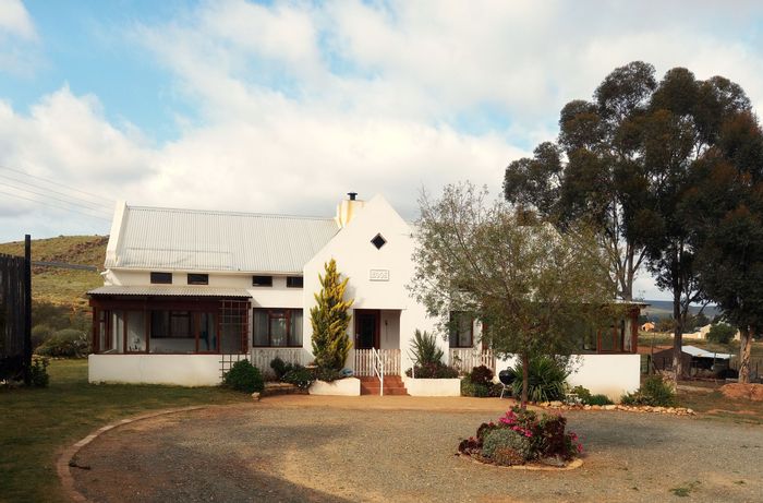 For Sale: House in Uniondale Central with 1.2ha, studio flat, and farming potential.