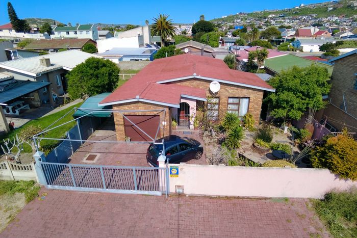 Charming house in Saldanha Central with garden, three bedrooms, and parking. For Sale.