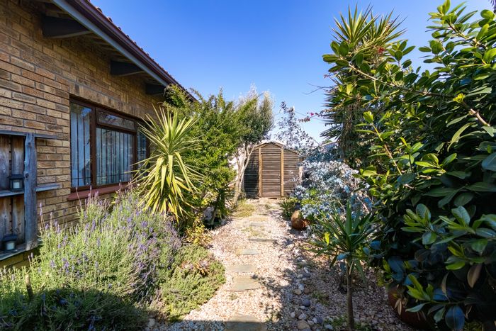 Charming house in Saldanha Central for sale, featuring garden and three bedrooms.