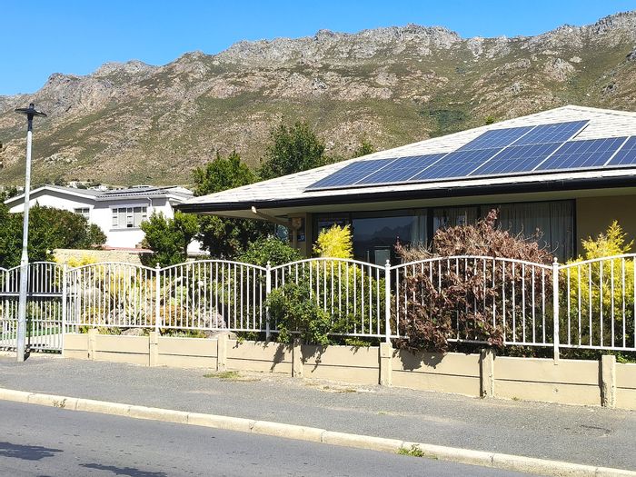 Gordons Bay Central House For Sale: 3 bedrooms, garden, solar system, near beach.