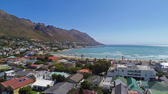 Gordons Bay Central House For Sale: 3 bedrooms, garden, solar system, near beach.