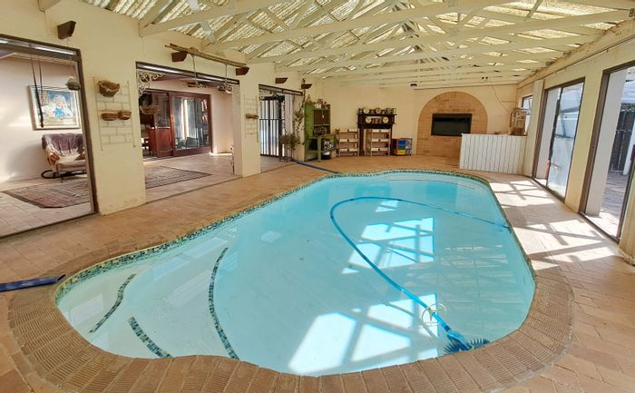 Die Bos House For Sale: 4 bedrooms, indoor pool, spacious living, ample parking.