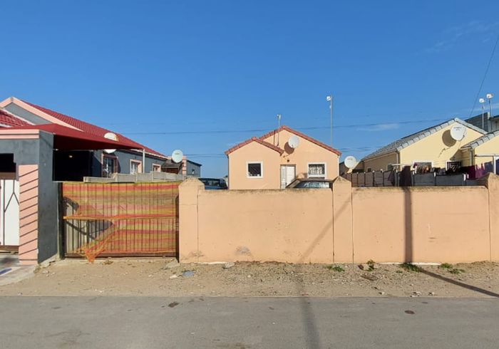 “Affordable House in Asanda: 2 Bedrooms, Ample Parking, Secure Living Awaits!”