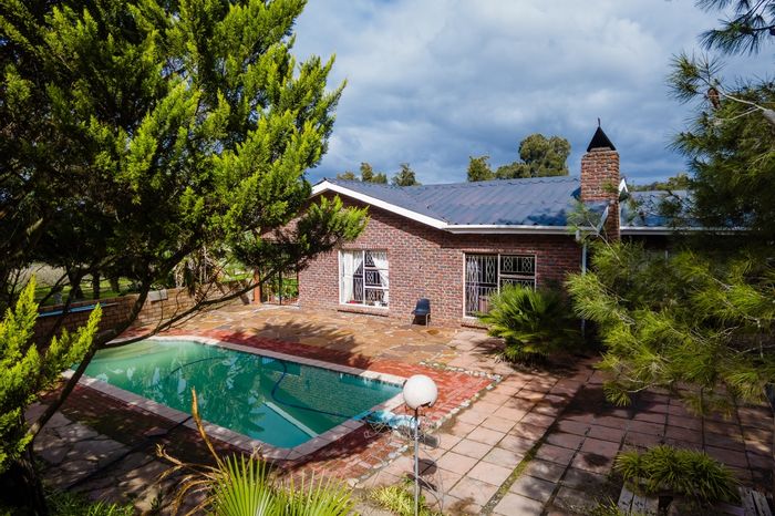 Small Holding in Oudekraal For Sale: Modern Living with Outdoor Amenities and More!