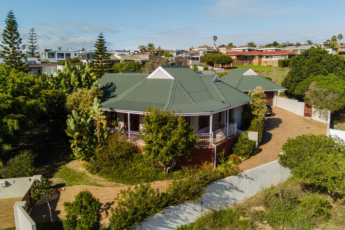 Middedorp House For Sale: 3 beds, servants' quarters, wrap-around balcony, lush garden.