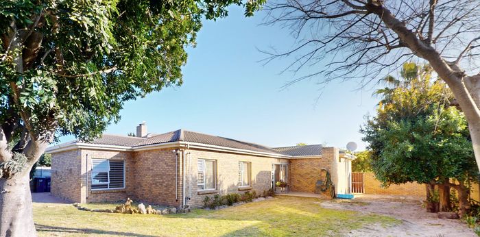 De Oude Spruit House For Sale: Spacious layout, double garages, ample parking, outdoor braai.