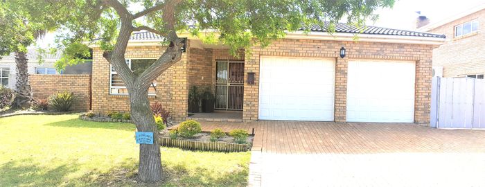 House For Sale in De Oude Spruit: Spacious layout, double garages, ample parking.