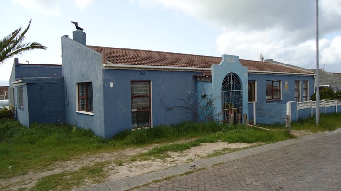 5-Bedroom House with Flatlet for Sale in Strandfontein Village, Great Layout.