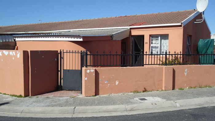 Rocklands House For Sale: 2 Bedrooms, spacious yard, parking for multiple vehicles.