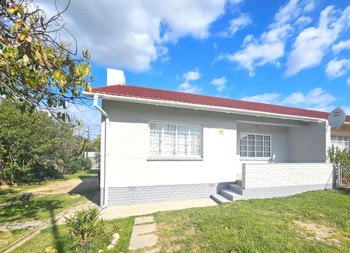 2-bedroom house to rent in Paarl Central East, near hospital, ample parking.