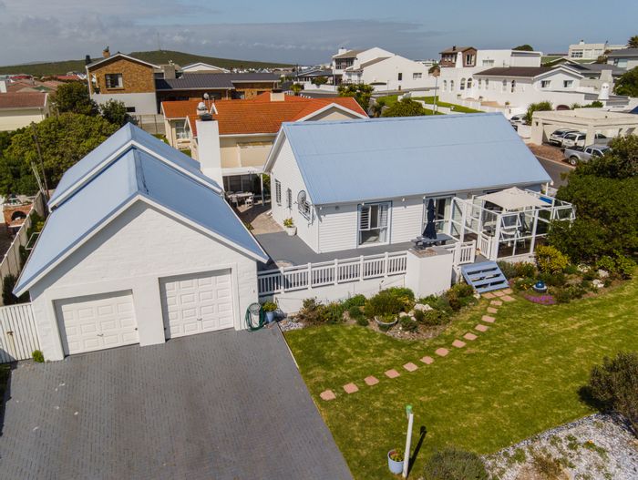 Dual living house for sale in Yzerfontein Central with green belt views.