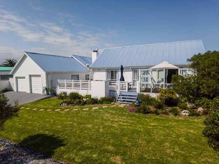 Dual living house for sale in Yzerfontein Central with green belt views.