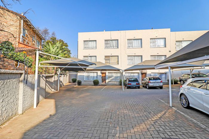 Ground-floor apartment in Risidale for sale, featuring two bedrooms and ample parking.